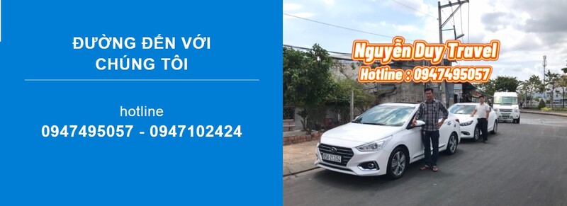 Khách hàng trao đổi dịch vụ thuê xe với tư vấn viên