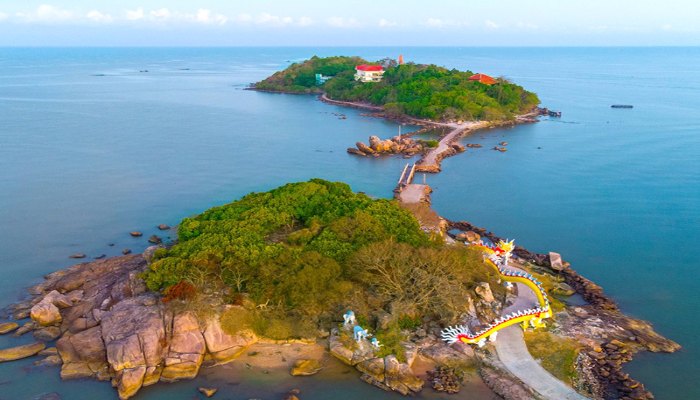 Hòn Đá Bạc là cụm đảo nhỏ với những tảng đá độc đáo