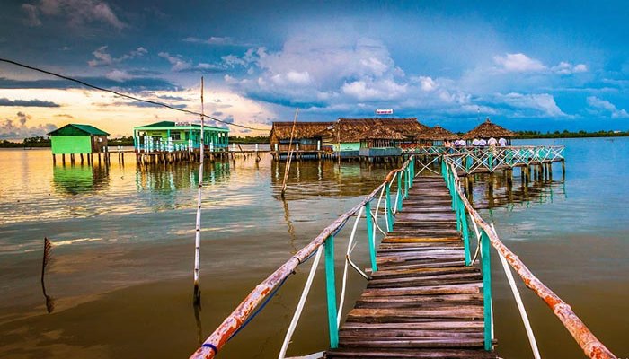 Đầm Thị Tường nằm ở hai huyện Cái Nước và Trần Văn Thờ
