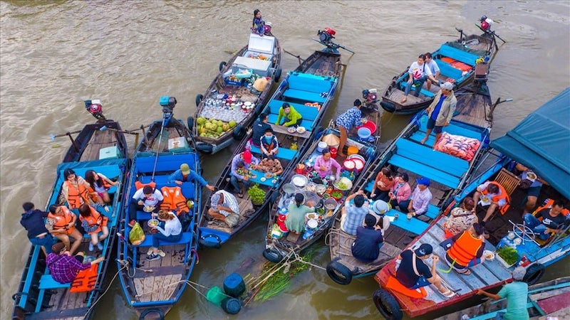 Khu chợ tấp nập với hoạt động buôn bán đầy thú vị.