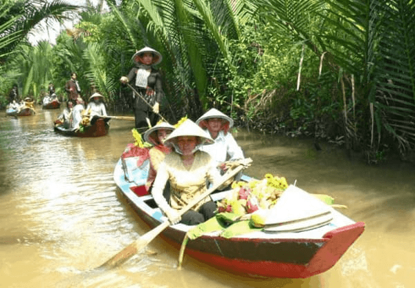 Nên trang bị đầy đủ mũ nón khi tham quan những địa điểm ngoài trời 